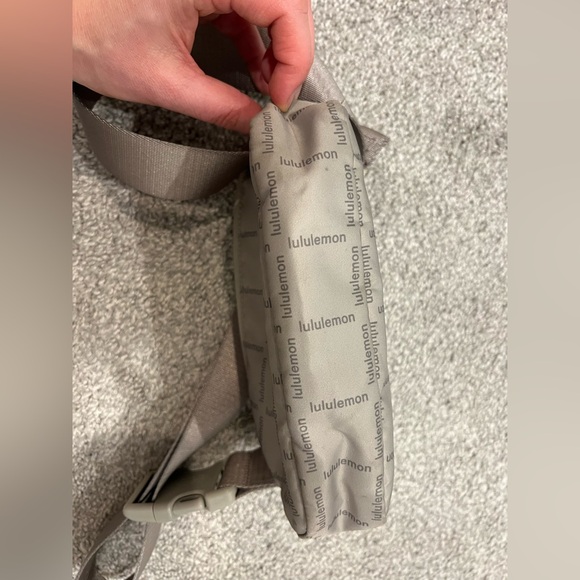 Lululemon Everywhere Belt Bag WORDMARK GRID MINI RAW LINEN GREY RARE - Picture 7 of 7